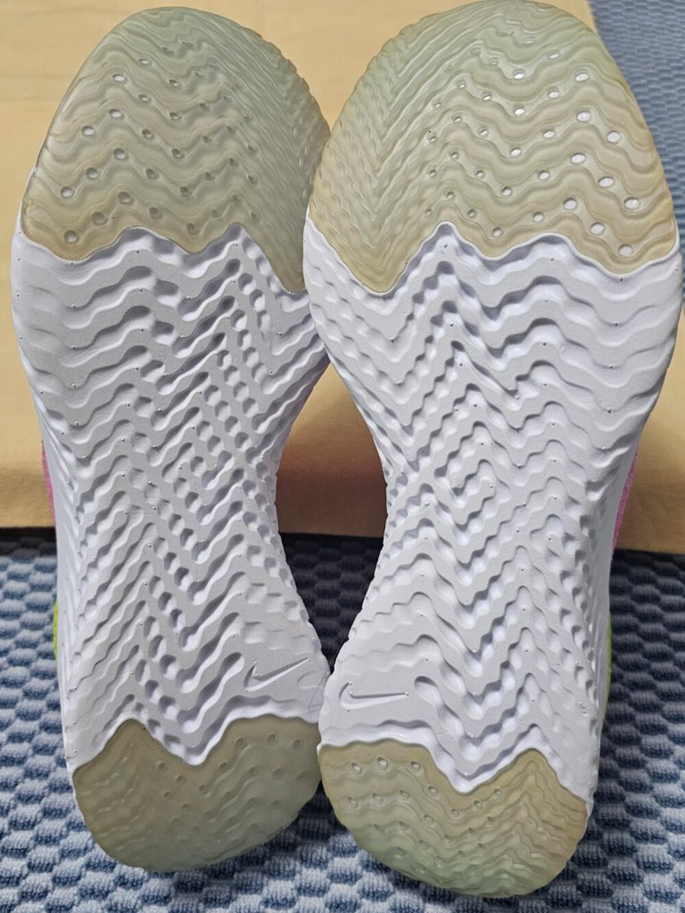 NEW Nike Epic Phantom React Flyknit GS Psychic Pink Volt Blue CJ0841-600 Size6.5 - Picture 6 of 7